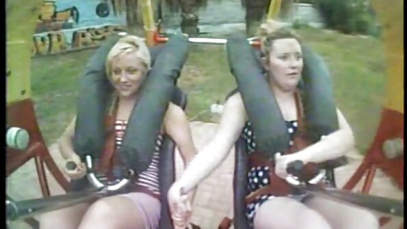 Emily isst Angela Sommers im Badezimmer aus