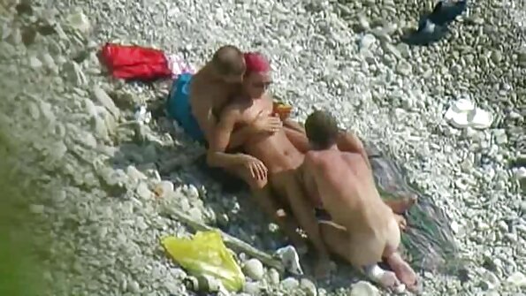 Bimbo MILF mit Entenlippen fickt einen jüngeren Kerl