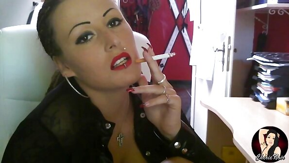 Blonde Mama Cherie Deville wird in den Arsch gefickt
