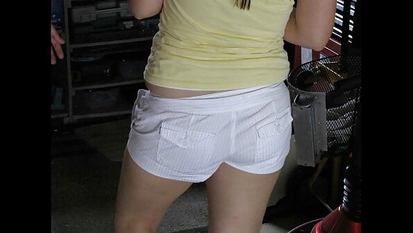 Dünner Teenie fickt Mitbewohner mittleren Alters