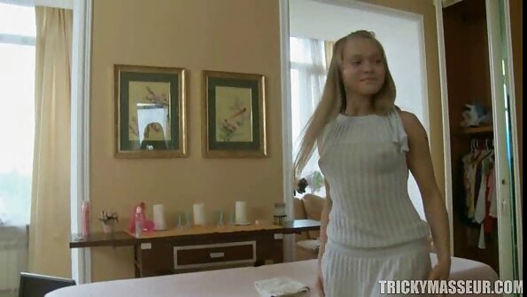 MILF Afrodite ist die Beste darin, zwei Schwänze zu nehmen