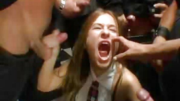 Wilde lesbische Hotties ficken wie verrückt im Zelt