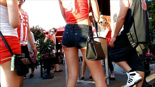 MILF wird in der Küche von einem jungen Typen vor MFF gefickt