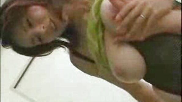 Schwarze MILF Jasmine Webb gibt einen Küchen-Blowjob
