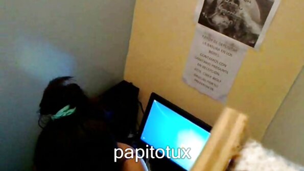 Tätowierte Blondine Arteya bekommt zwei große schwarze Schwänze