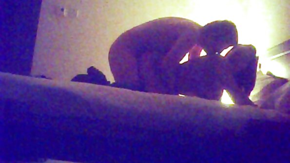 Vollbusige blonde MILF reitet auf Romeos Schwanz